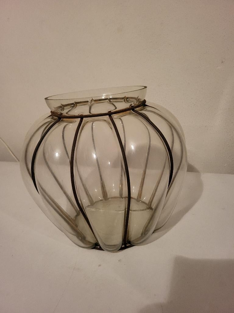 Vaas met ijzer en ingegoten glas., Gebruikt, Overige kleuren, Ophalen of Verzenden, Glas