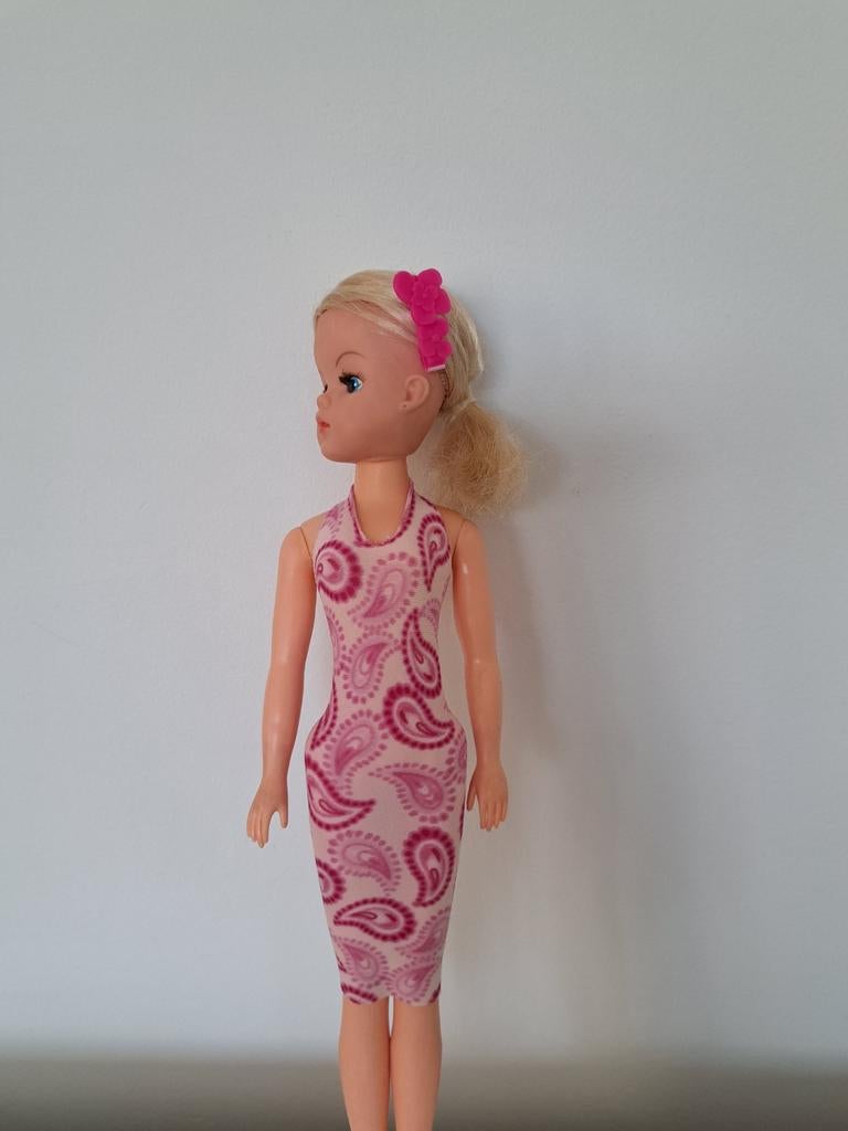 Stretch jurk met speld voor sindy barbie fleur excl pop, Ophalen of Verzenden, Gebruikt