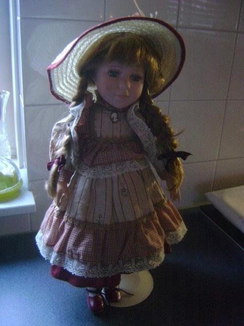 pop met hoedje porcelein hoofd , handjes en voetjes, Verzamelen, Poppen, Ophalen of Verzenden, Gebruikt, Pop