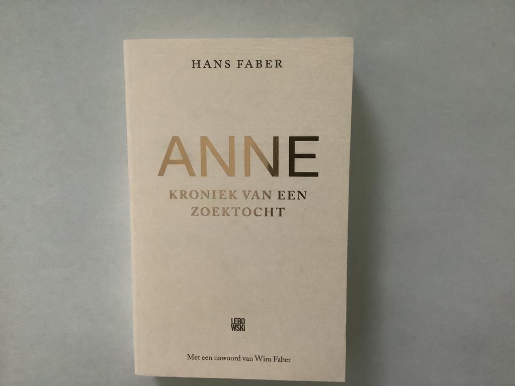 ANNE: Kroniek van een zoektocht - Hans Faber, Ophalen of Verzenden, Zo goed als nieuw, Nederland