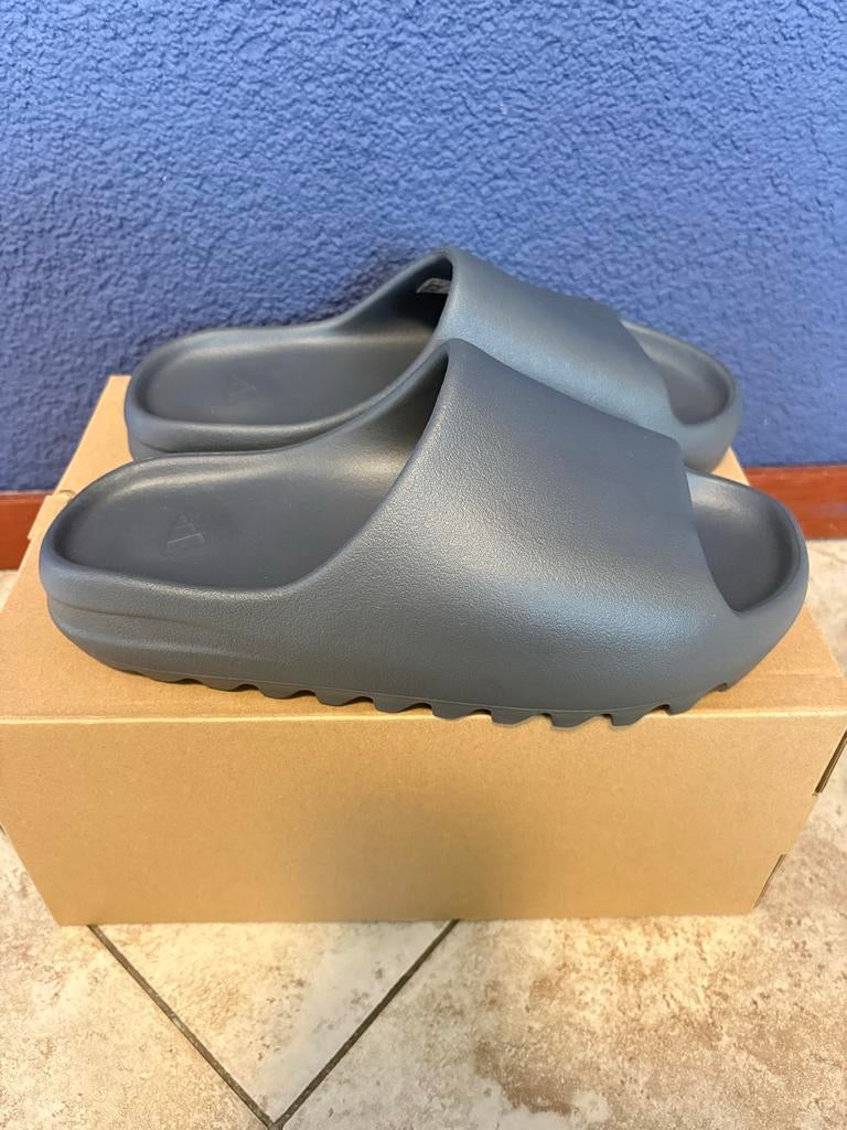 Yeezy Slide Granite - Maat 46 - Nieuw in doos, Kleding | Heren, Schoenen, Ophalen of Verzenden, Nieuw, Overige kleuren, Slippers