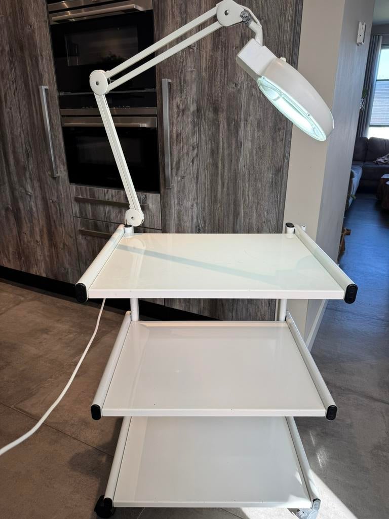 Meubel met loeplamp voor bv pedicure, Ophalen, Gebruikt, Hand- en Voetverzorging