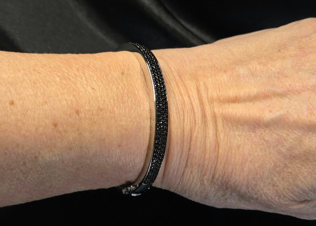 Zilver design slavenarmband met zwarte zirkonia's. 2026/86.