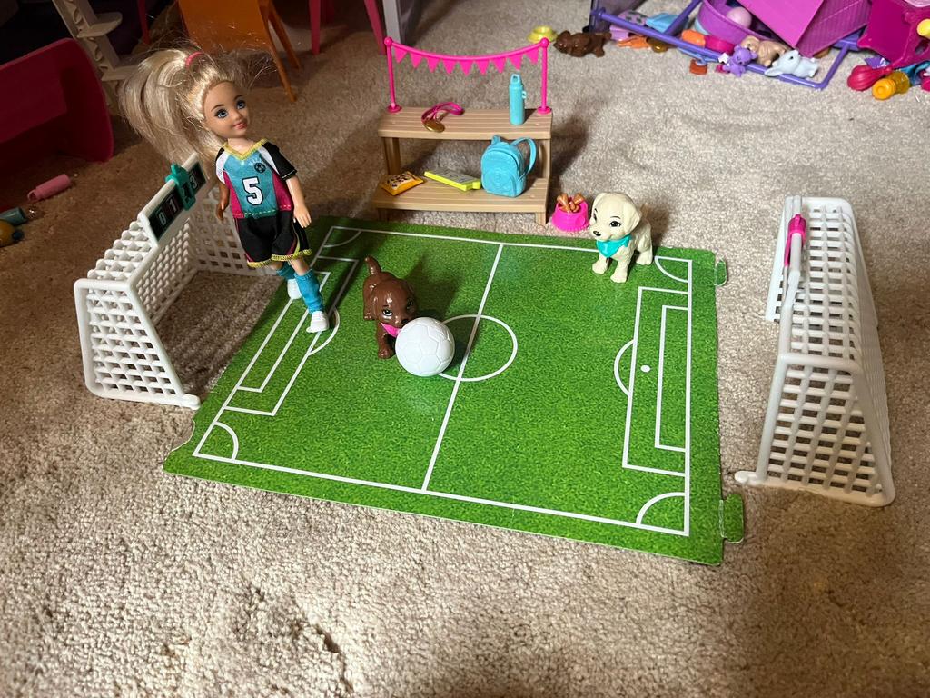 Barbie chelsea voetbal veld barbie, Ophalen of Verzenden, Zo goed als nieuw