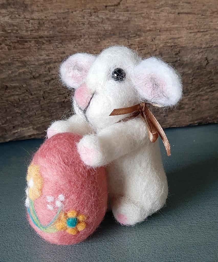 Genaaldvilt Konijn met (paas) ei wol konijntje handgemaakt, Ophalen of Verzenden, Nieuw, Overige typen, Wolvilt