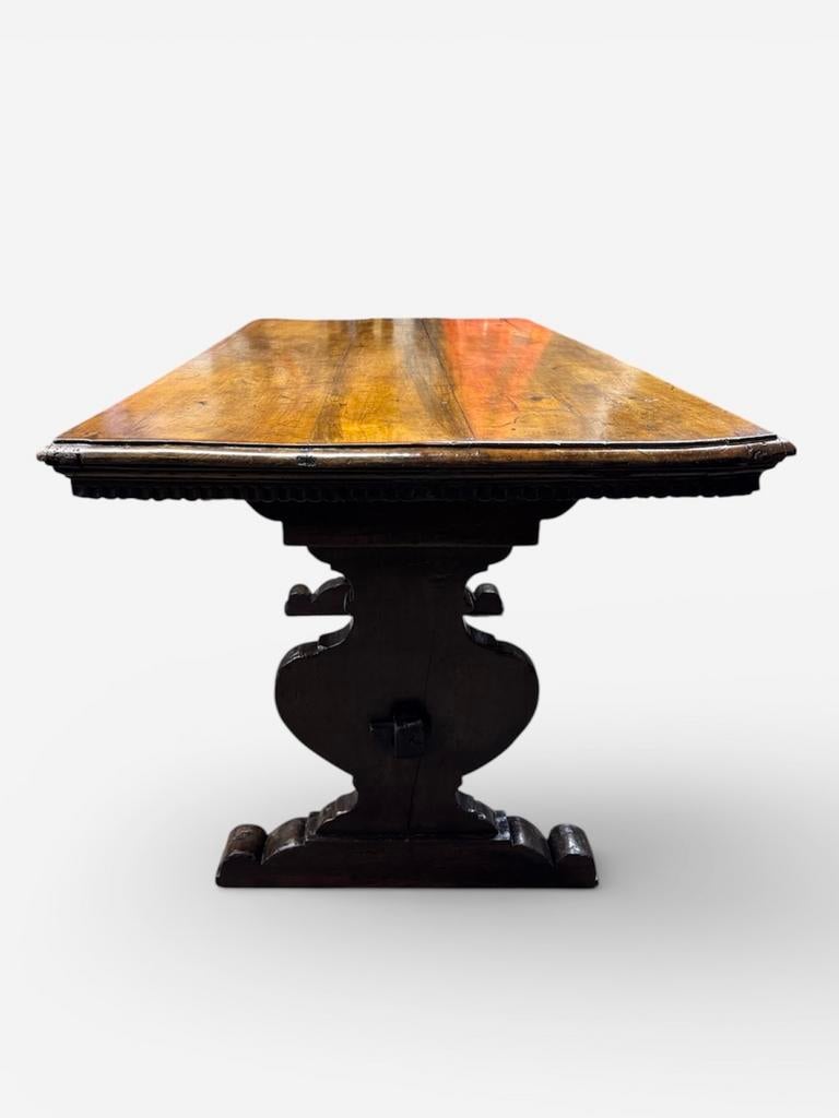 Zeldzame 16e eeuwse Italiaanse notenhouten tafel, Ophalen