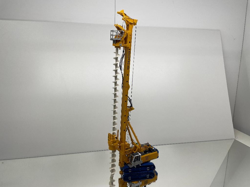 BRAMI 25009 BAUER BG-40 ROTARY DRILLING RIG MODEL 1:50, Overige typen, Nieuw, 8124AD Wesepe, Info@dinkytoysinkoop.nl