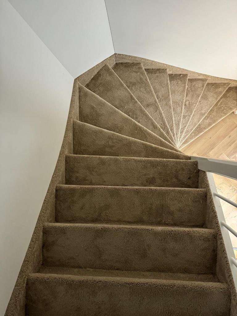 Traprenovatie met Tapijt? Met of zonder wangen!, Huis en Inrichting, Stoffering | Vloerbedekking, Ophalen, Crème, 75 m² of meer