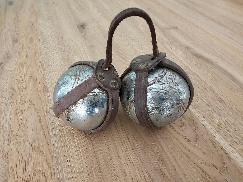 2 OUDE FRANSE VINTAGE PETANQUE BALLEN in LEREN HOUDER, Antiek en Kunst, Ophalen of Verzenden