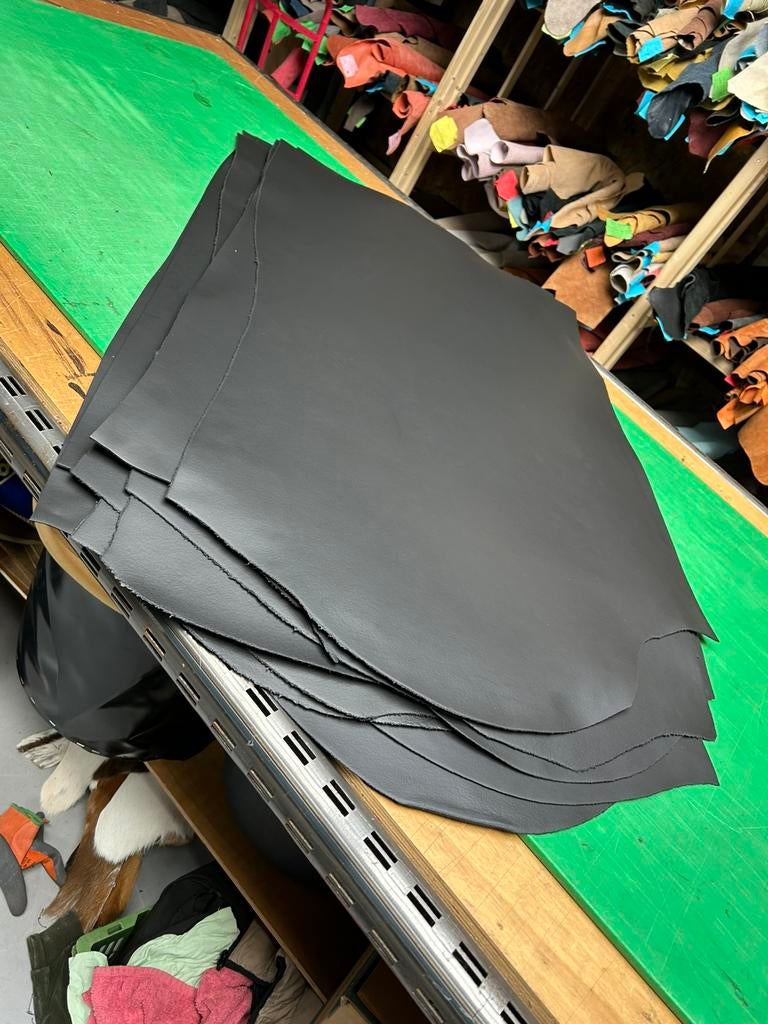 Partij zwarte tuigleer lappen 1.8-2 mm dikte soepel nr2, Zwart, Leer of Kunstleer, Ophalen of Verzenden, Zo goed als nieuw