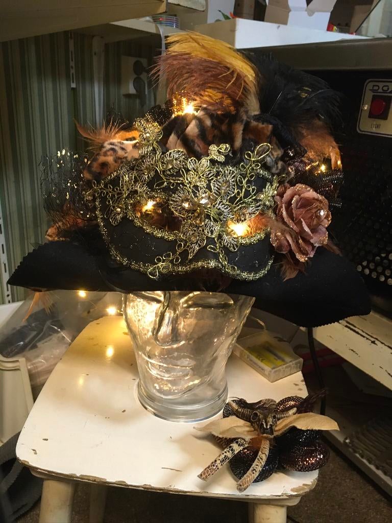 Te koop nieuwe carnavals hoed met verlichting, Ophalen of Verzenden, Nieuw, Carnaval, Accessoires