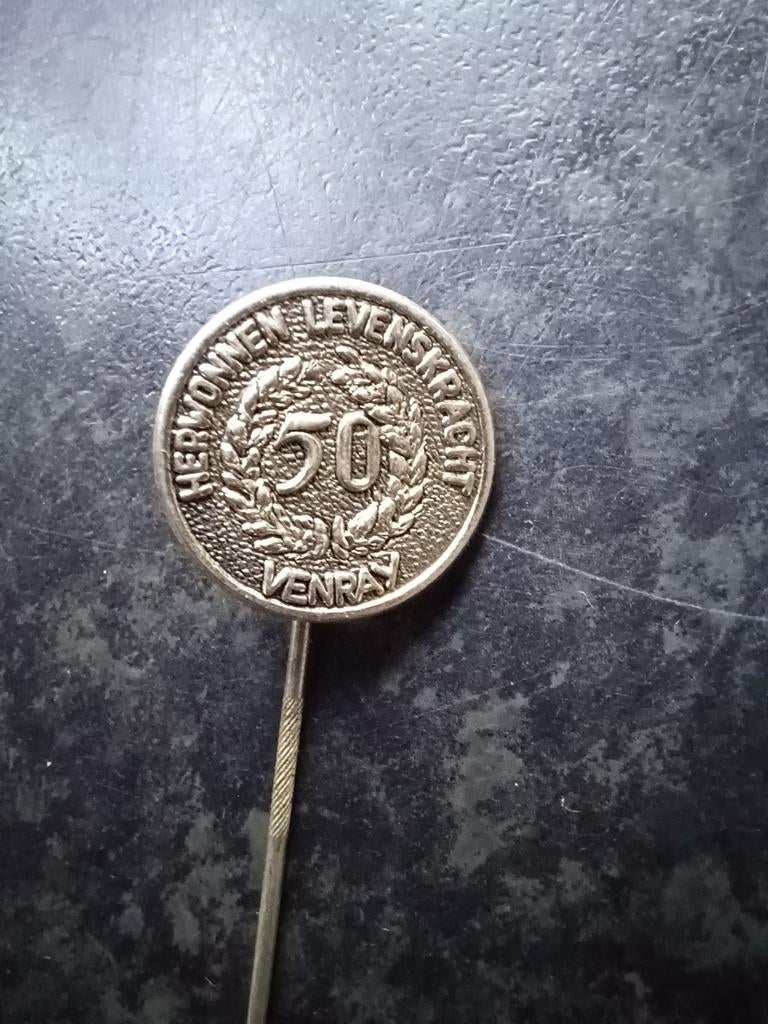 Speldje Herwonnen Levenskracht Venray 50 jaar, Verzamelen, Ophalen, Gebruikt, Overige onderwerpen, Speldje of Pin