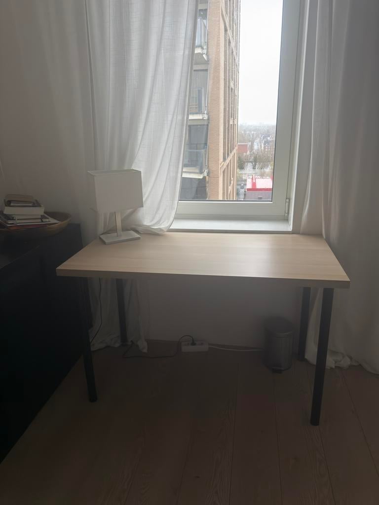 IKEA LINNMON bureau — licht eiken — donkere poten, Huis en Inrichting, Bureaus, Ophalen, Zo goed als nieuw