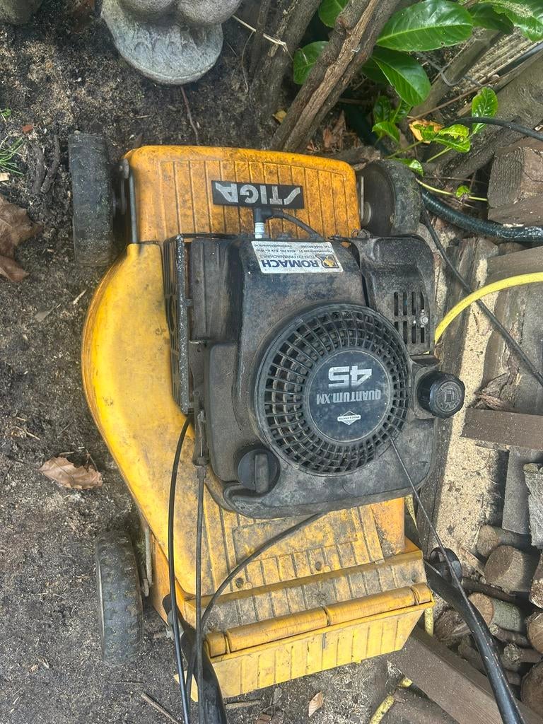 Te koop benzine grasmaaier van het merk Stiga, Tuin en Terras, Grasmaaiers, Ophalen, Cirkelmaaier, Gebruikt, Opvangbak