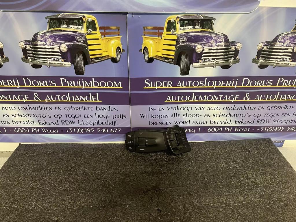 Seat Ibiza radio bedieningen, Auto-onderdelen, Gebruikt, Autovia A-2, Km 585 585
08760  Martorell, ES, Ophalen of Verzenden, SEAT S.A.