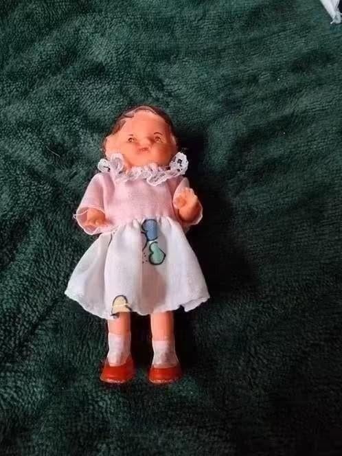 poppenhuis miniaturen ari popje nr 104, Verzamelen, Poppenhuizen en Toebehoren, Ophalen of Verzenden, Zo goed als nieuw, Poppenhuis