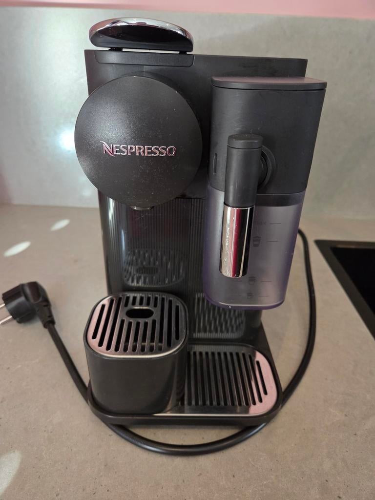 Nespresso De'Longhi Vertuo Lattissima Koffiemachine, Ophalen, Koffiepads en cups, Gebruikt, Koffiemachine