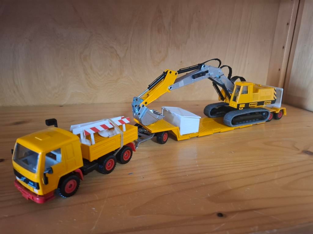 Siku Volvo FL10 met dieplader en graafmachine, Ophalen of Verzenden