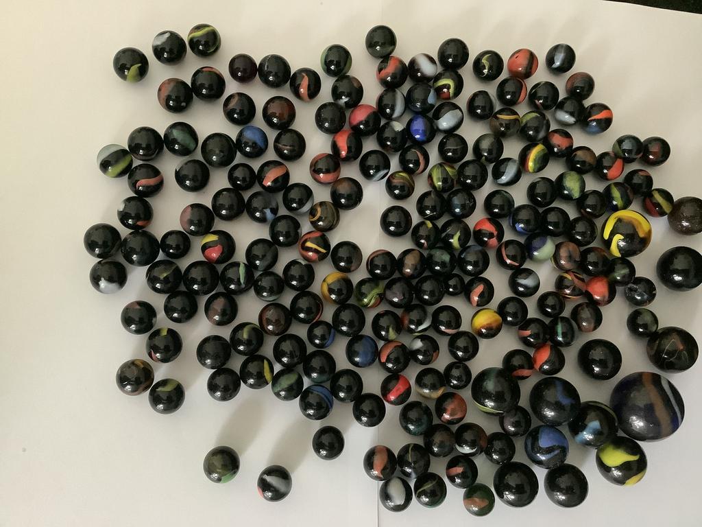 180 zwarte glazen met kleur gevlamde knikkers zwart /kleur, Ophalen of Verzenden, Zo goed als nieuw