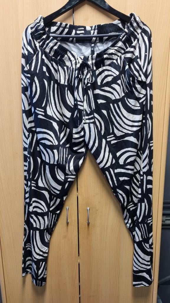 Goeduitziende HEMA broek zwart creme, Overige kleuren, Maat 46/48 (XL) of groter, Ophalen of Verzenden, Zo goed als nieuw