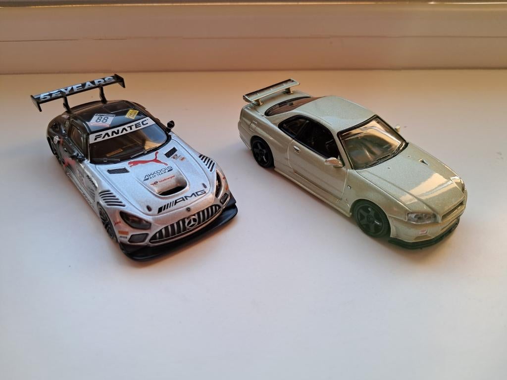 Hot Wheels 1:43 modelauto's - Mercedes-AMG & Nissan R34, Hobby en Vrije tijd, Modelauto's | 1:43, Zo goed als nieuw, Auto, Overige merken