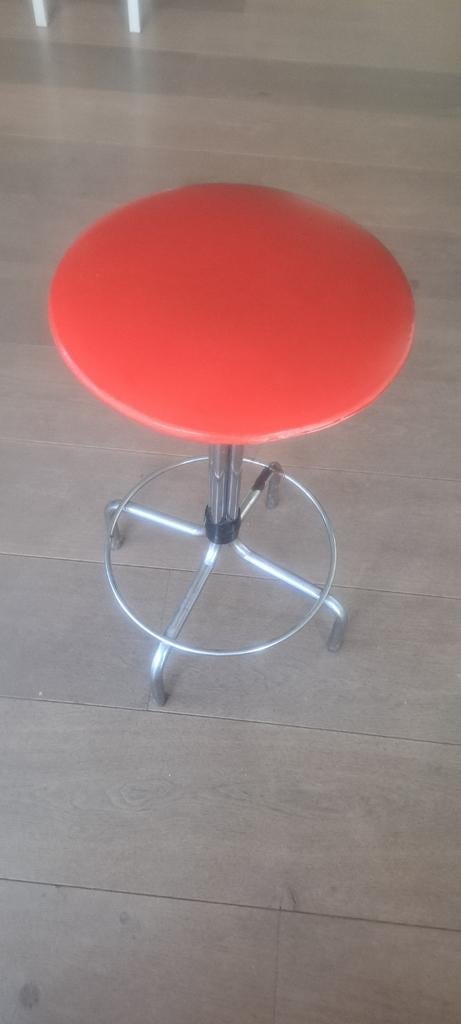Rode hoge barkruk retro, Gebruikt, Met voetsteun, 60 tot 90 cm, Ophalen of Verzenden