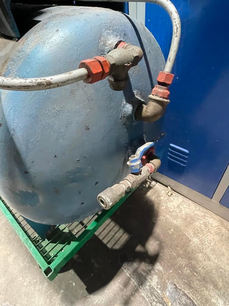 Grote degelijke compressor met nieuwe motor, 380V, Ophalen, Gebruikt, 400 tot 800 liter/min, Mobiel