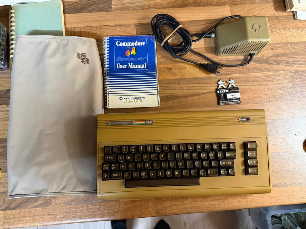 Commodore C64 met handleiding game en stofkap, Ophalen of Verzenden