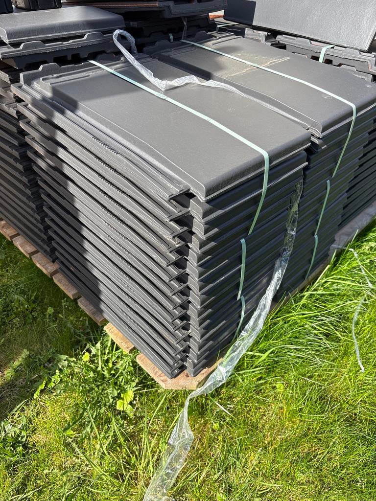 100 Koramic Actua dakpannen zwart, Doe-het-zelf en Verbouw, Dakpannen en Dakbedekking, Ophalen, Steen of Klei, Zwart, Nieuw