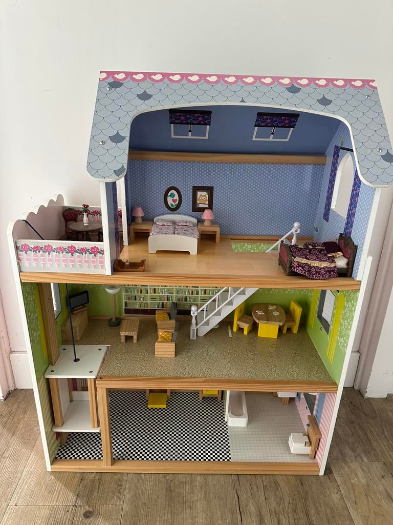 Poppenhuis met meubels, Sylvanian konijntjes en poppetjes, Ophalen, Zo goed als nieuw, Poppenhuis