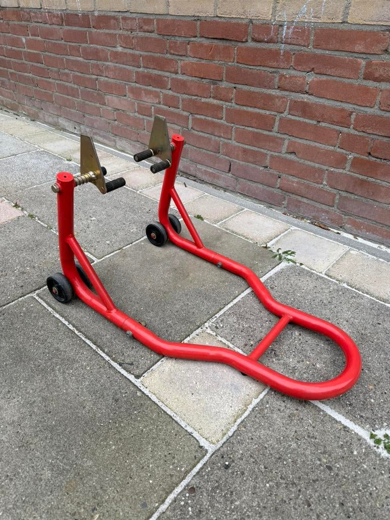 Motorbok paddock stand achterbrug, Ophalen