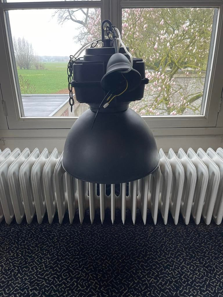 Zwarte industriële hanglamp - robuust en stijlvol, Ophalen, Gebruikt, Metaal, Minder dan 50 cm