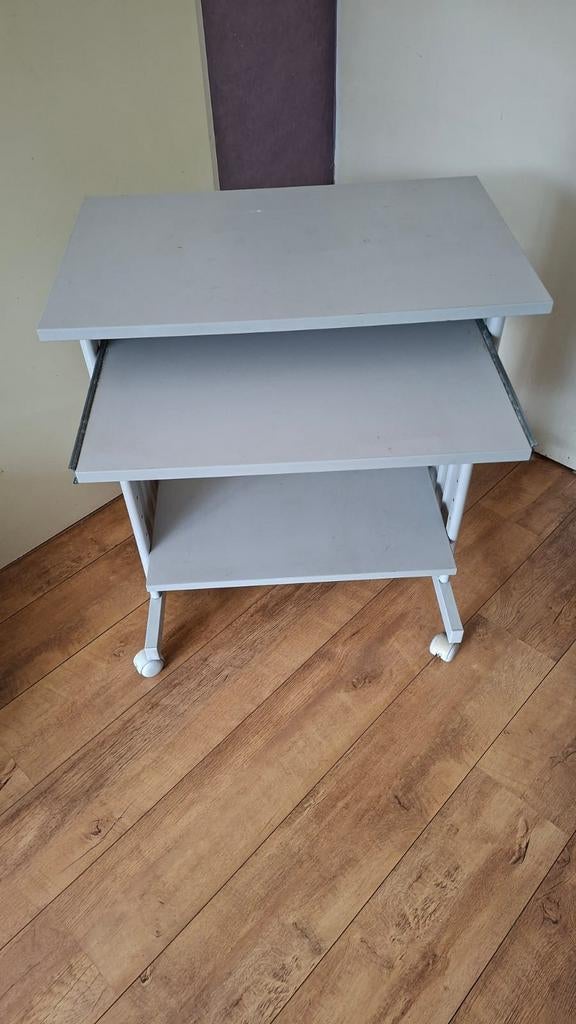 Super handig computer bureau met wielen +uitschuifbare lade, Ophalen, Met wielen, Gebruikt