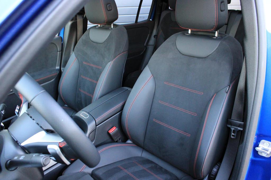 Mercedes-Benz GLB-Klasse 180 AMG 7 Persoons Facelift | Pano, 4 cilinders, Blauw, 7 stoelen, 14 km/l