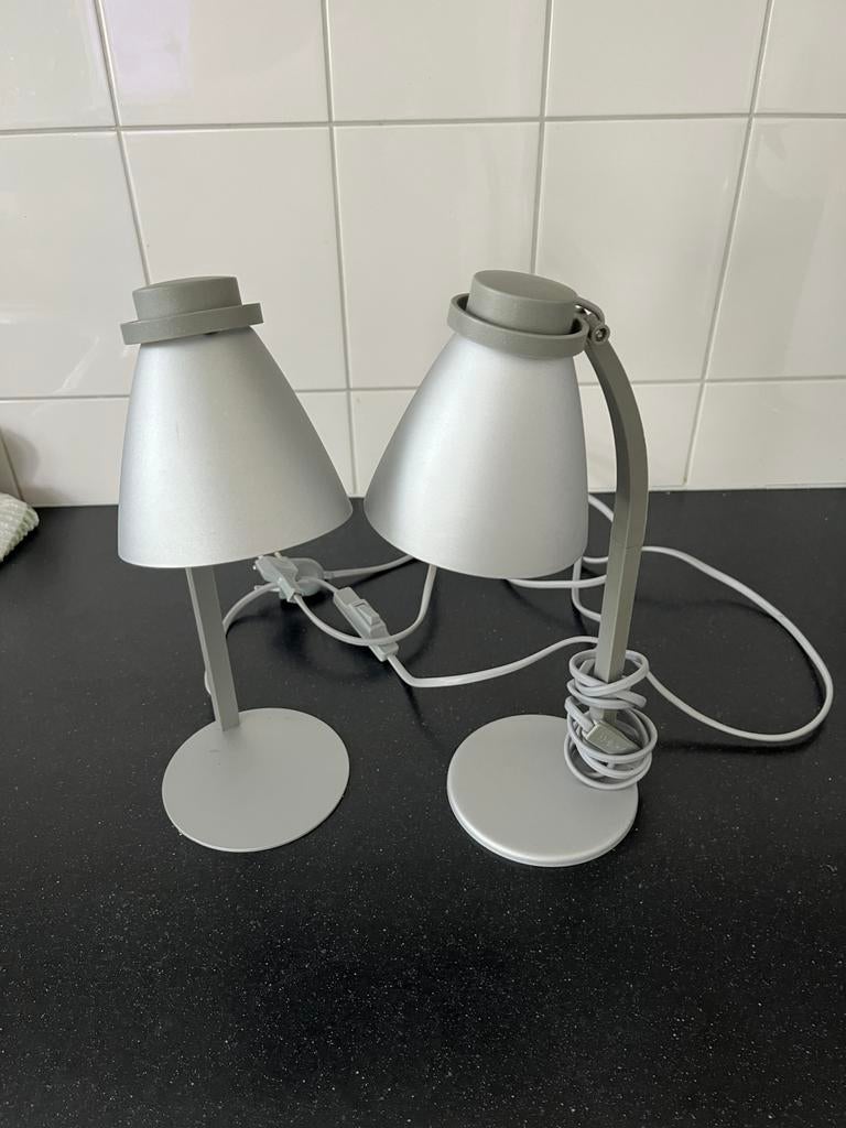 2 grijze bureaulampen of nachtlampjes, Huis en Inrichting, Lampen | Tafellampen, Ophalen, Gebruikt, Minder dan 50 cm