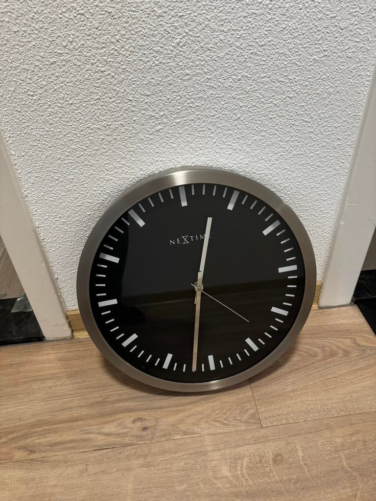 Nextime wandklok, zwart met zilveren rand, Huis en Inrichting, Woonaccessoires | Klokken, Ophalen, Gebruikt, Analoog, Wandklok