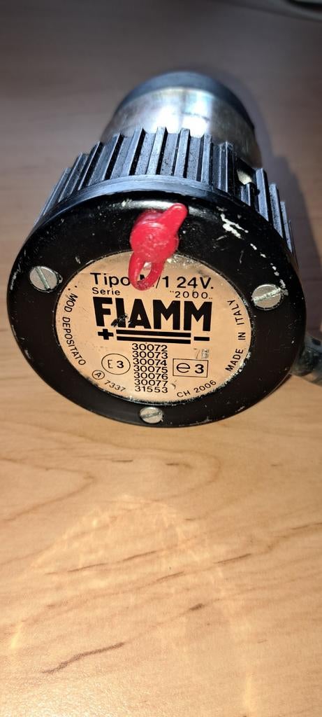 24 volt compressor voor bv luchthoorn, Ophalen of Verzenden, Gebruikt