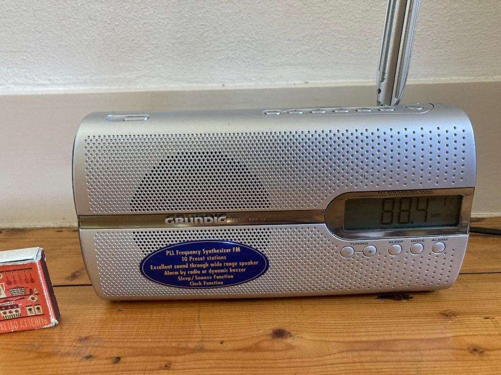 Grundig Music Boy 51 RP 5201 PLL radiowekker zilver radio, Ophalen of Verzenden, Zo goed als nieuw, Digitaal