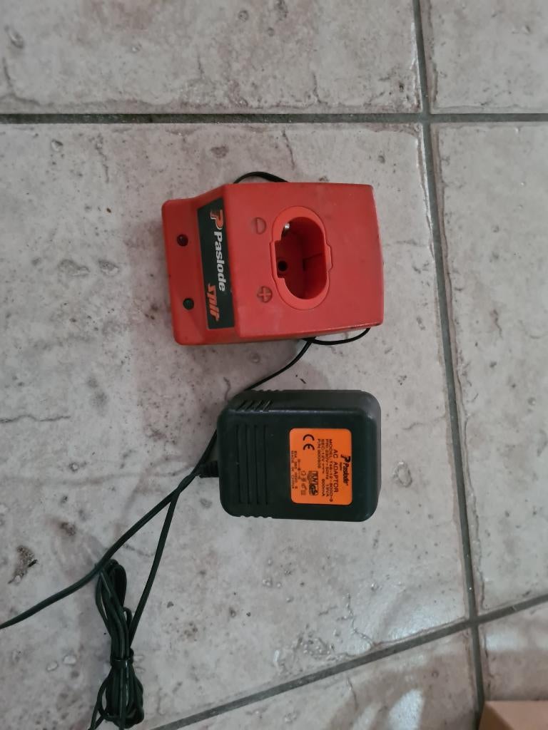 Spit/Paslode T48-12-800 lader Spit Pulsa gas-nagelapparaten, Doe-het-zelf en Verbouw, Gereedschap | Handgereedschap, Ophalen of Verzenden