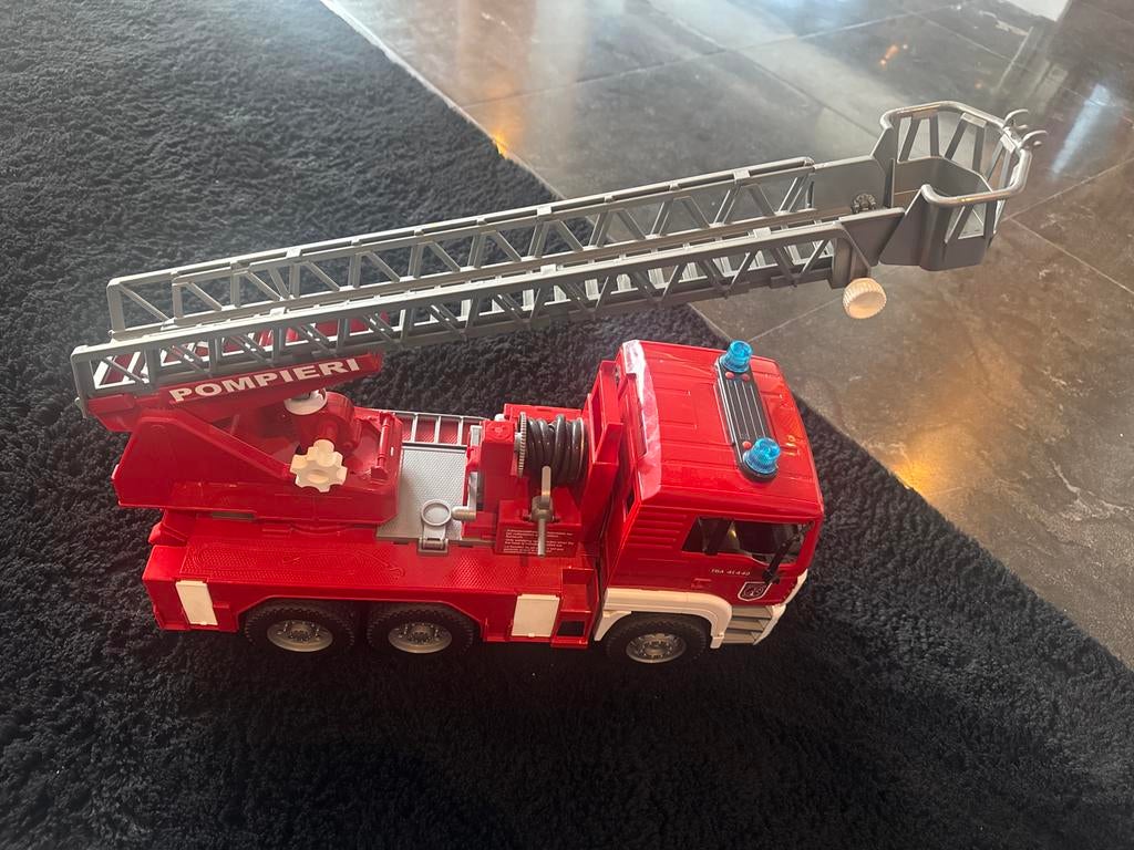 Brandweerauto met licht, geluid en werkende waterslang, Ophalen, Gebruikt, Jongen of Meisje