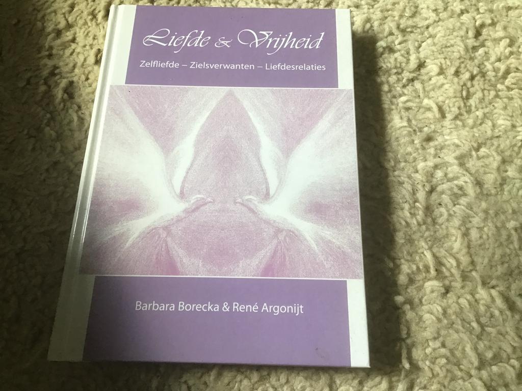 Liefde & Vrijheid: Zelfliefde, Zielverwanten, Liefdesrelatie, Ophalen of Verzenden, Zo goed als nieuw, Spiritualiteit algemeen