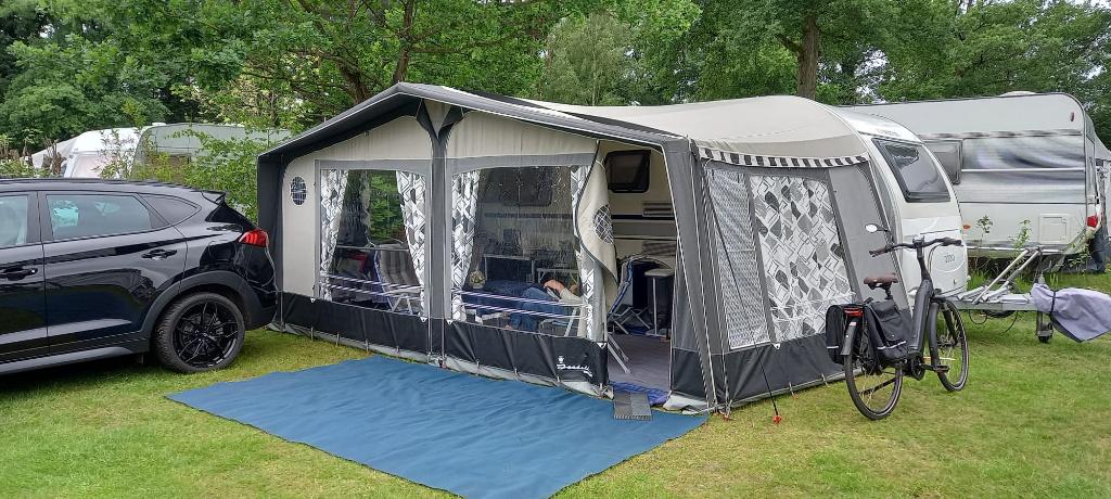 Adria Adora 492 (2012) + Isabella voortent, Caravans en Kamperen, 2 aparte bedden, Rondzit, Particulier, Adria