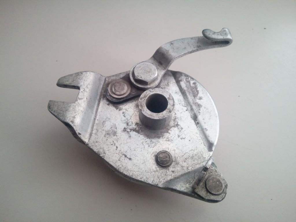 Nos, Naafdeksel + D70 remschoenen voor Peugeot, Motobecane?, Fietsen en Brommers, Brommeronderdelen | Oldtimers, Ophalen of Verzenden