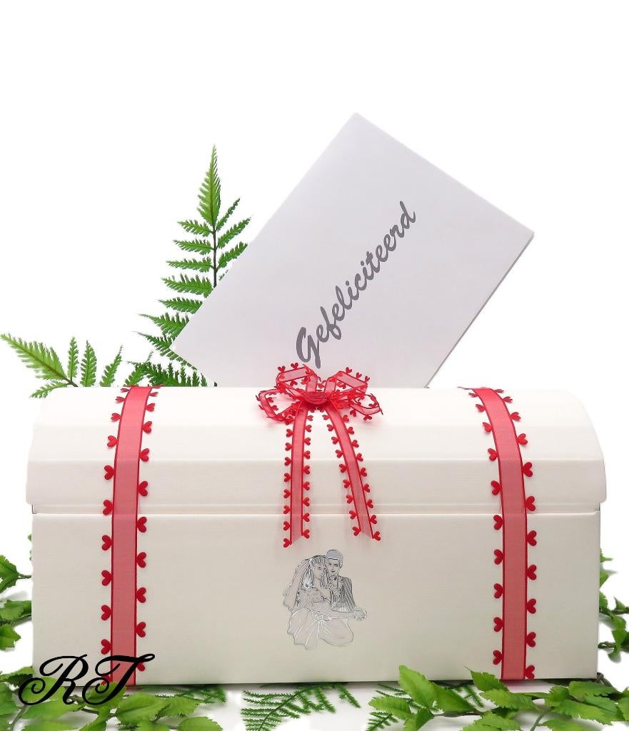 Leuke witte enveloppendoos versiert met roden hartjes., Hobby en Vrije tijd, Ophalen of Verzenden, Nieuw, Feestartikel, Geboorte of Huwelijk