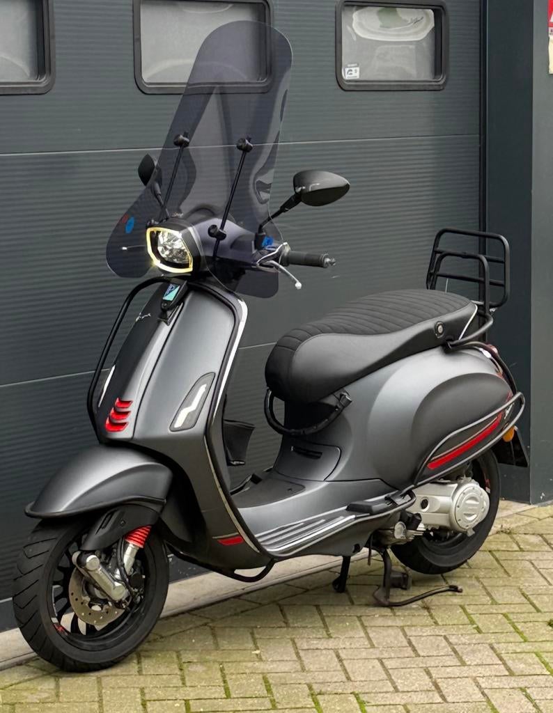 Zeer nette Vespa Sprint matgrijs 4000 kms 2024, Fietsen en Brommers, Scooters | Vespa, Ophalen of Verzenden, Zo goed als nieuw