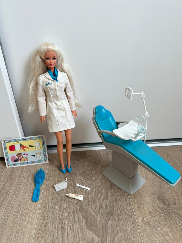 Barbie tandarts 1997, Verzamelen, Poppen, Ophalen of Verzenden, Zo goed als nieuw