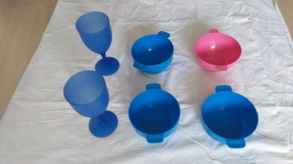 Kunsstof gekleurde wijnglazen en schaaltjes, Huis en Inrichting, Overige materialen, Overige typen, Ophalen of Verzenden, Zo goed als nieuw