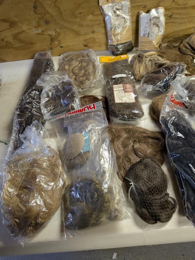 20 tal poppenpruiken en 50 bladen Poppen, Ophalen