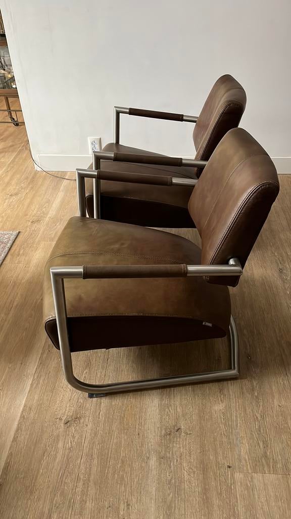 2 Bruine design leren fauteuils, izgs, met ronde rvs frame, Ophalen, Zo goed als nieuw, 50 tot 75 cm, Leer