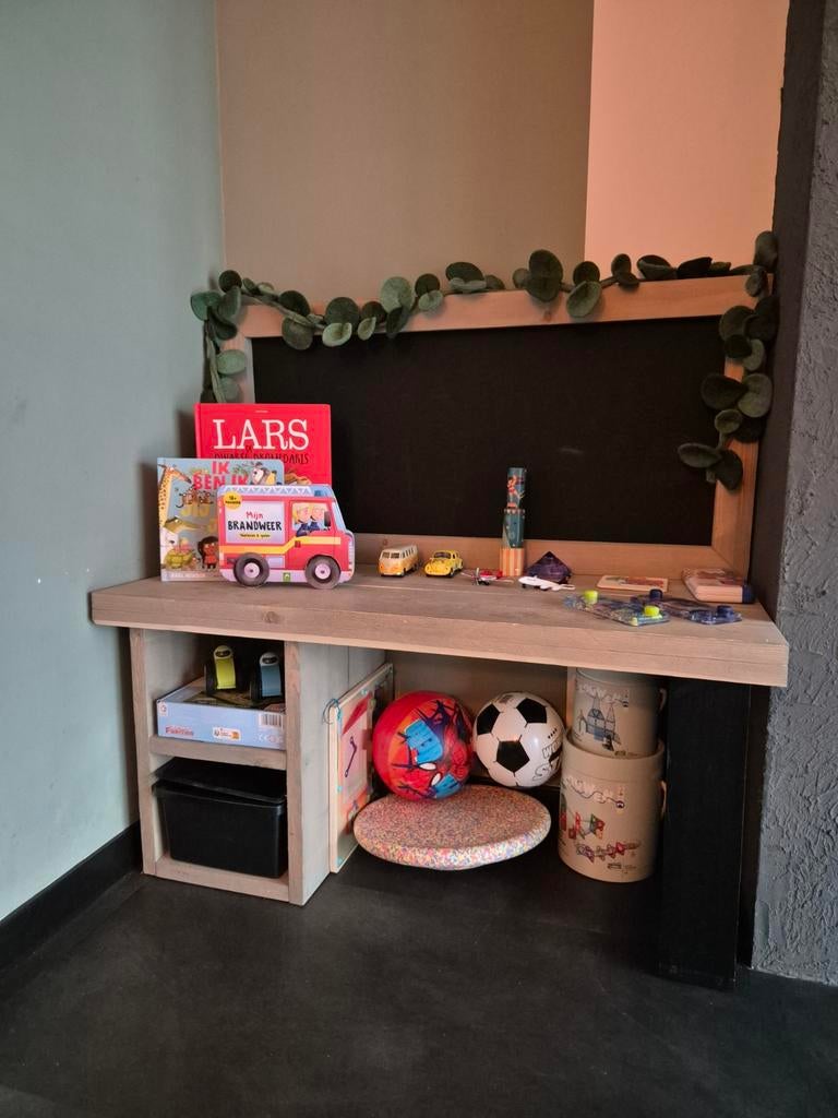 Bureau met schoolbord achterwand, Kinderen en Baby's, Kinderkamer | Inrichting en Decoratie, Zo goed als nieuw, Ophalen